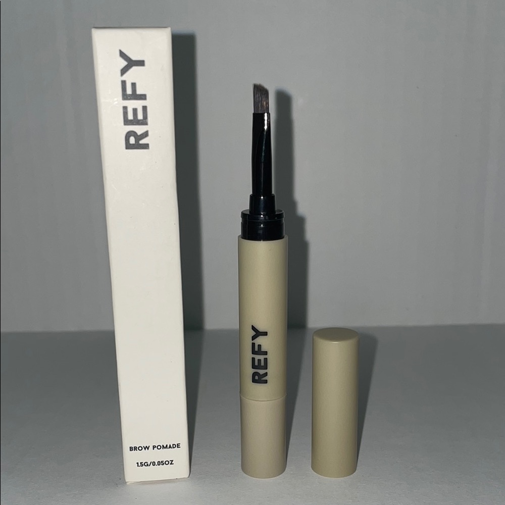 Refy BROW POMADE
Dual-ended eyebrow pomade and application brush